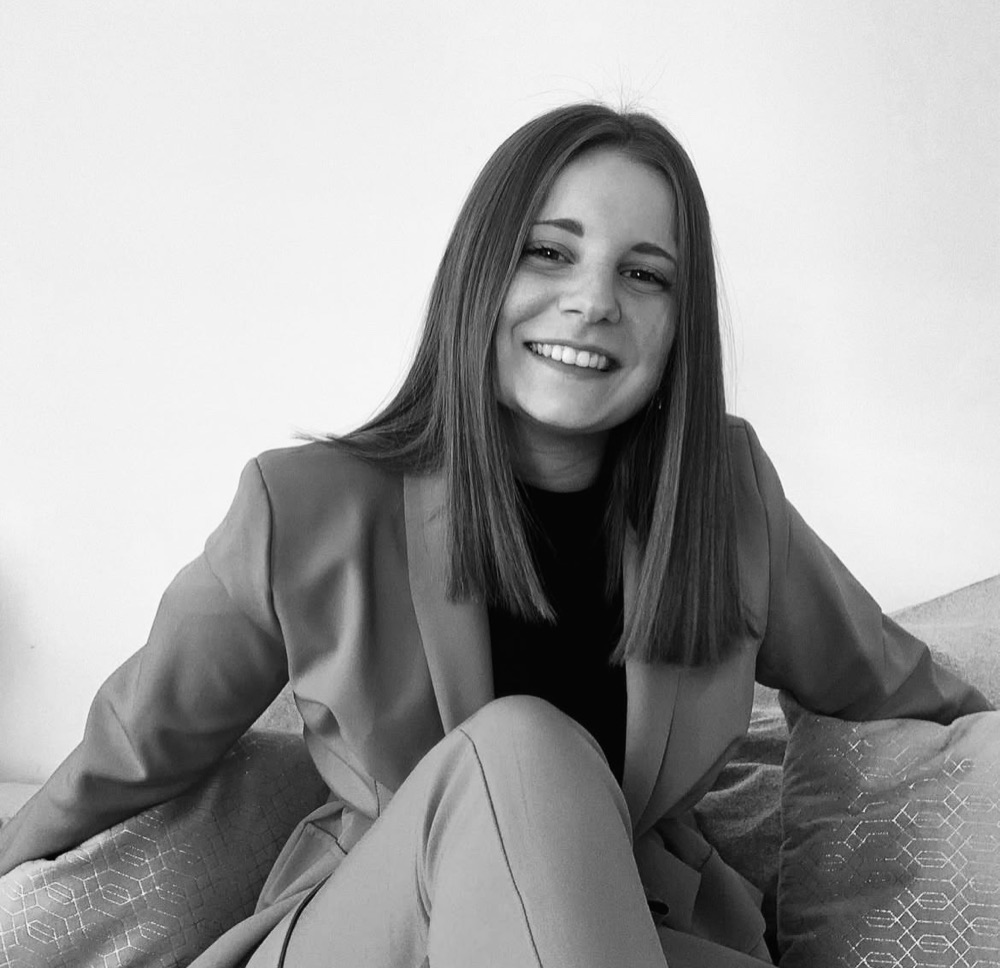 Clara Esaltato, souriante, assise sur un canapé